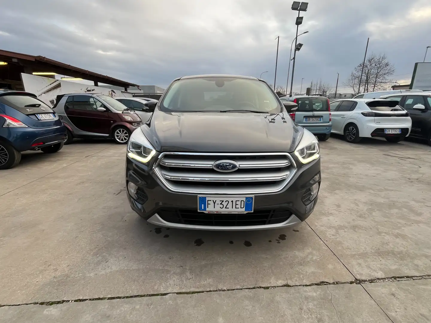 Ford Kuga Kuga 1.5 tdci Edition s Grau - 2