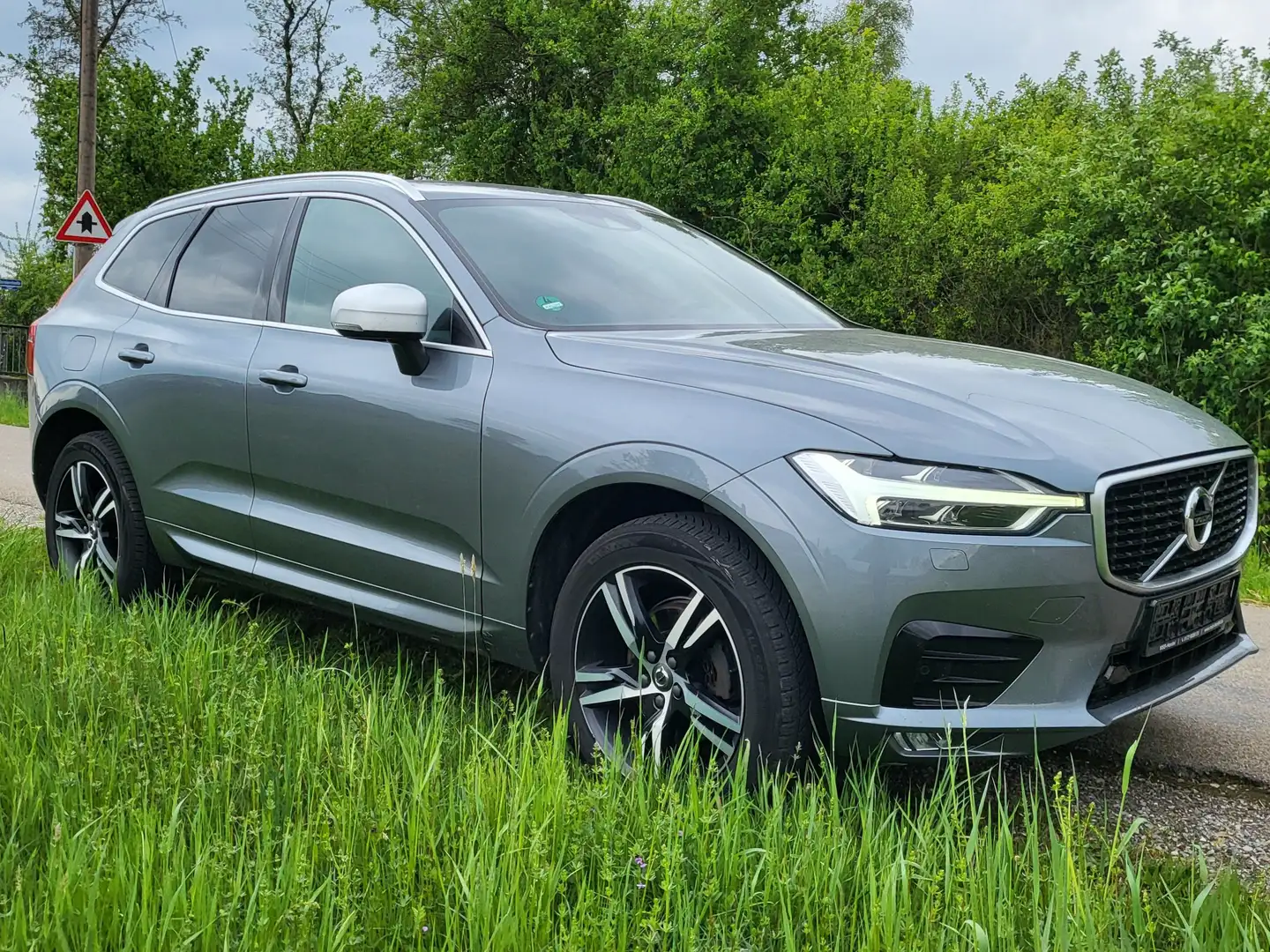 Volvo XC60 D4 AWD R-Design Autom Alkantara Grau - 2