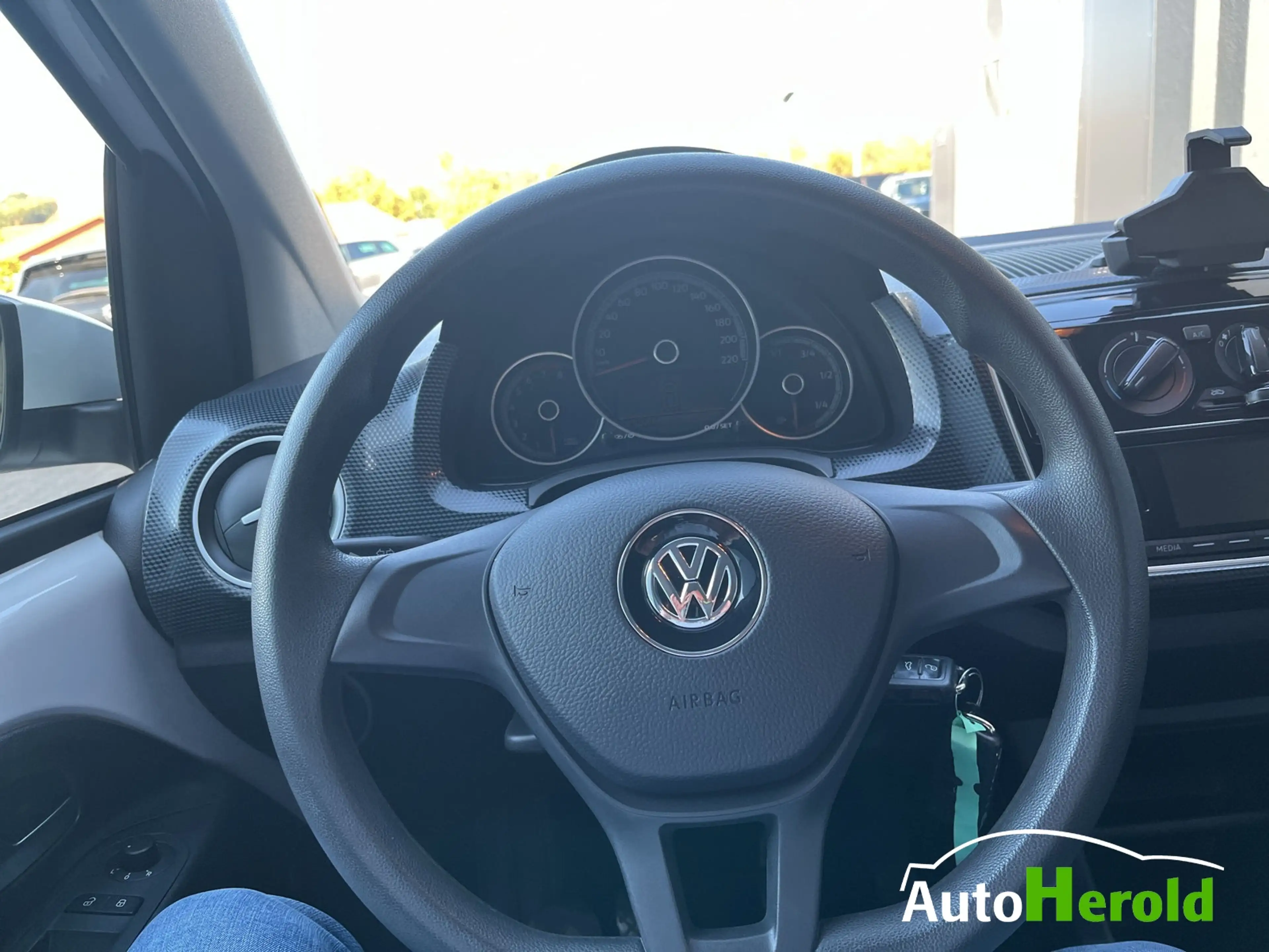 Volkswagen up! 1,0 l  44 kW (60 PS) 5-Gang — photo 14