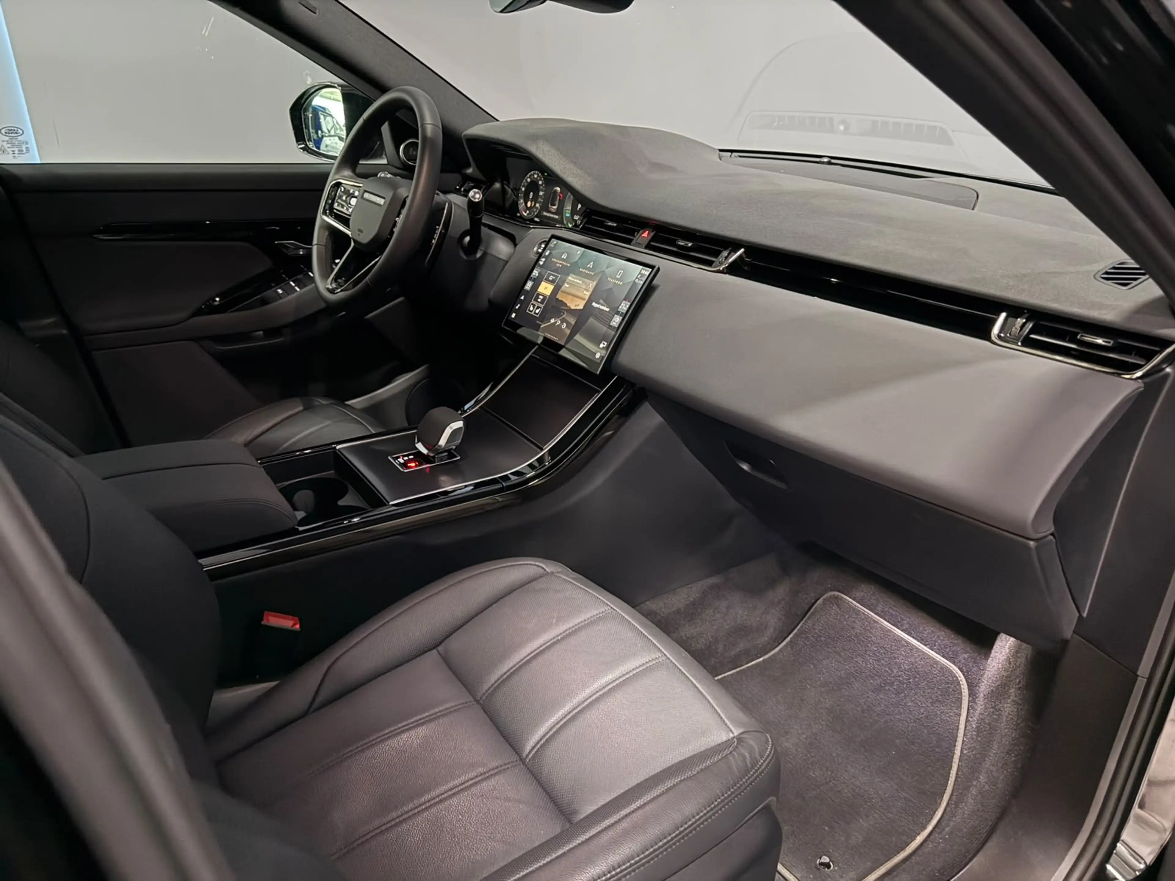 Land Rover Range Rover Evoque 1.5 P270e PHEV AWD Dynamic SE — photo 3