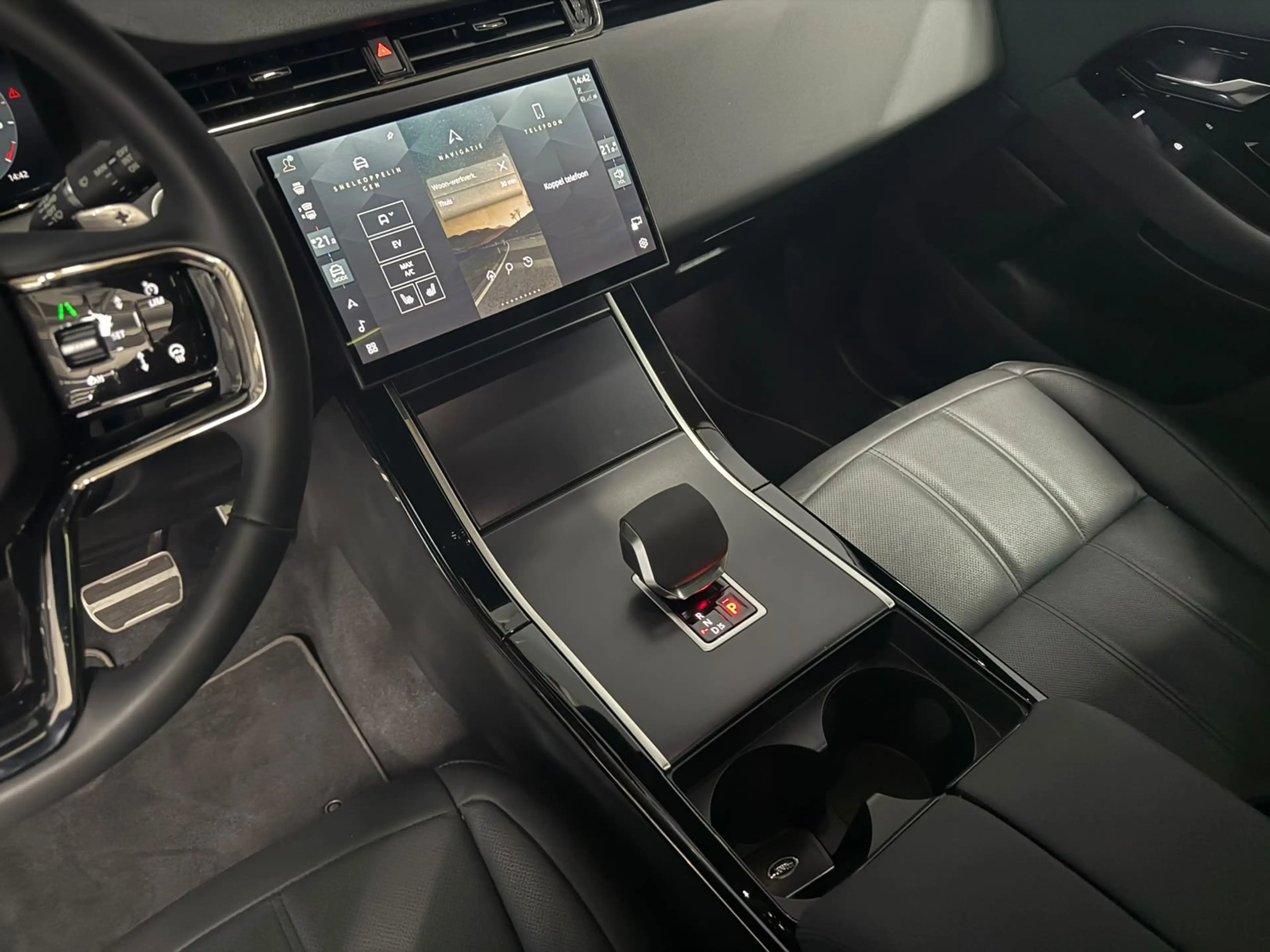 Land Rover Range Rover Evoque 1.5 P270e PHEV AWD Dynamic SE — photo 18