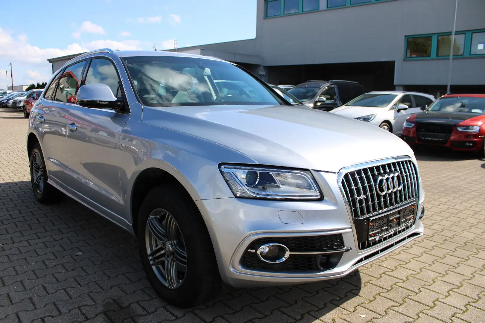 Audi Q5 2.0 TDI S tro. S-Line quattro Kamera,Navi,AHK Silber - 2