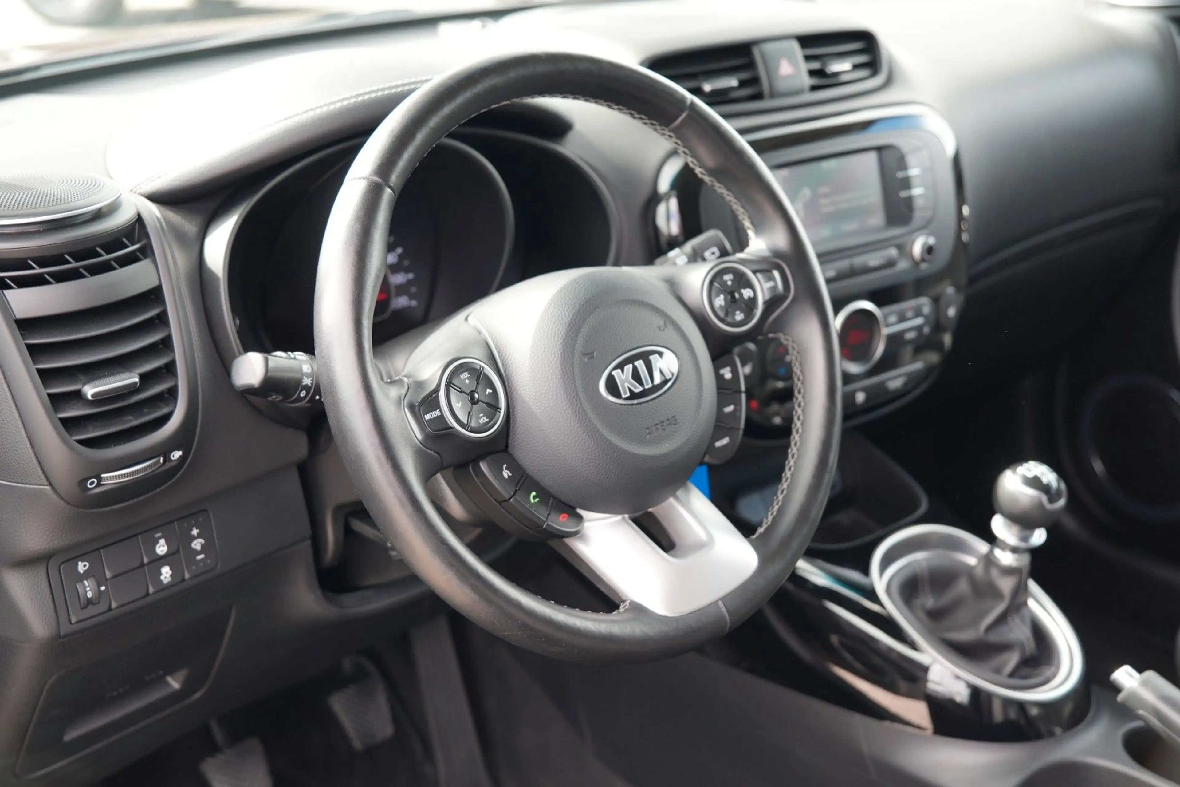 Kia Soul Dream Team 1.6 GDI Kamera 1. Hand — photo 13