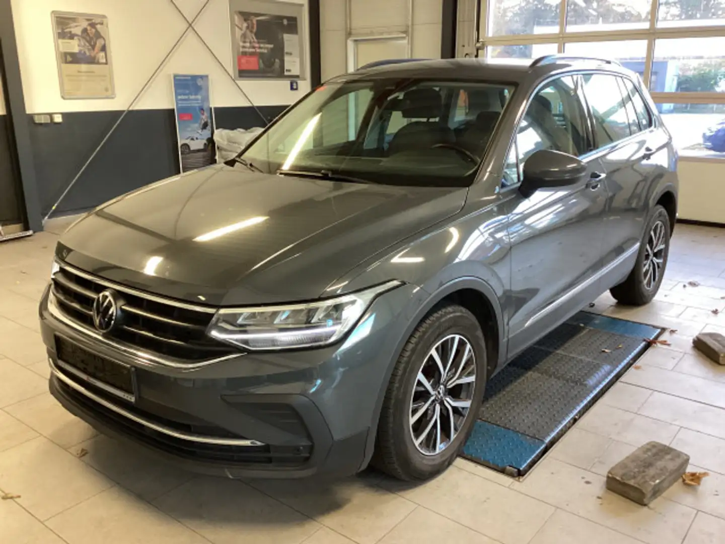 Volkswagen Tiguan 2.0 TDI Life DSG AHK Navi ACC Kamera Grau - 2