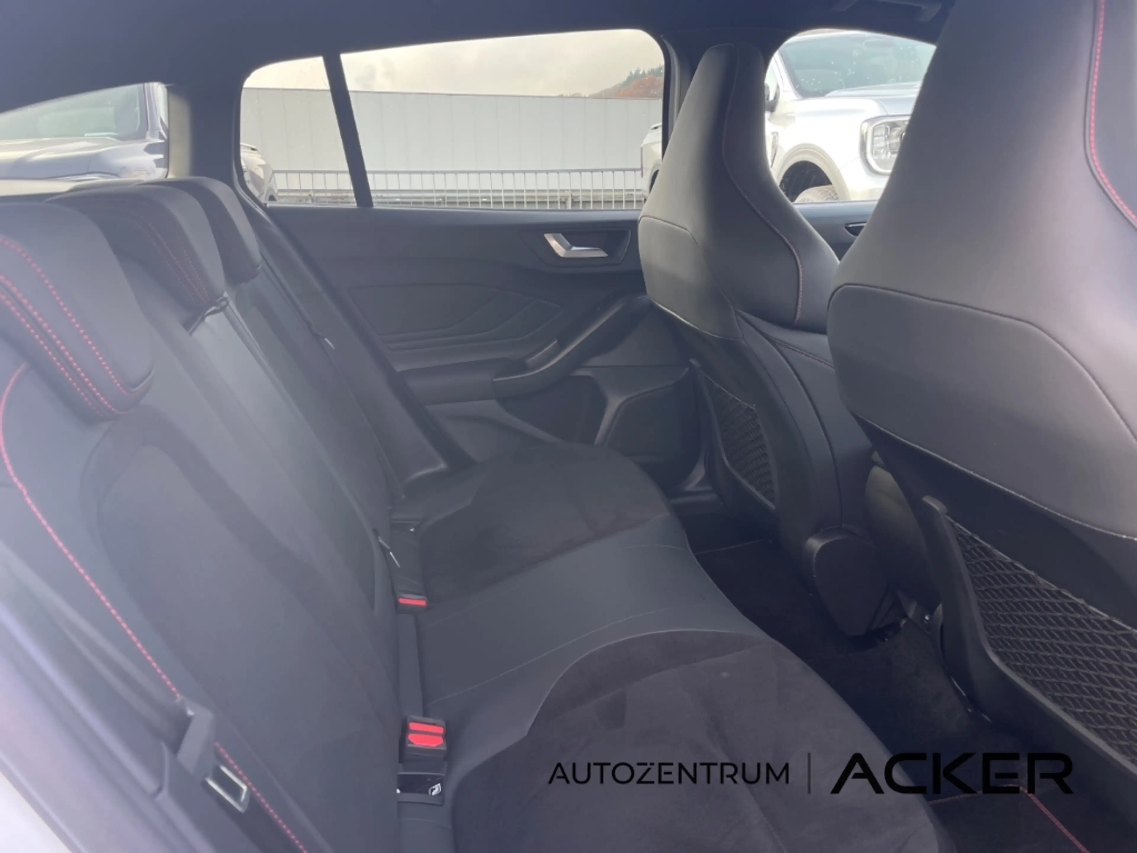 Ford Focus Turnier ST X 2.3 AT7 Pano/aAHK/ACC -36%* — photo 14