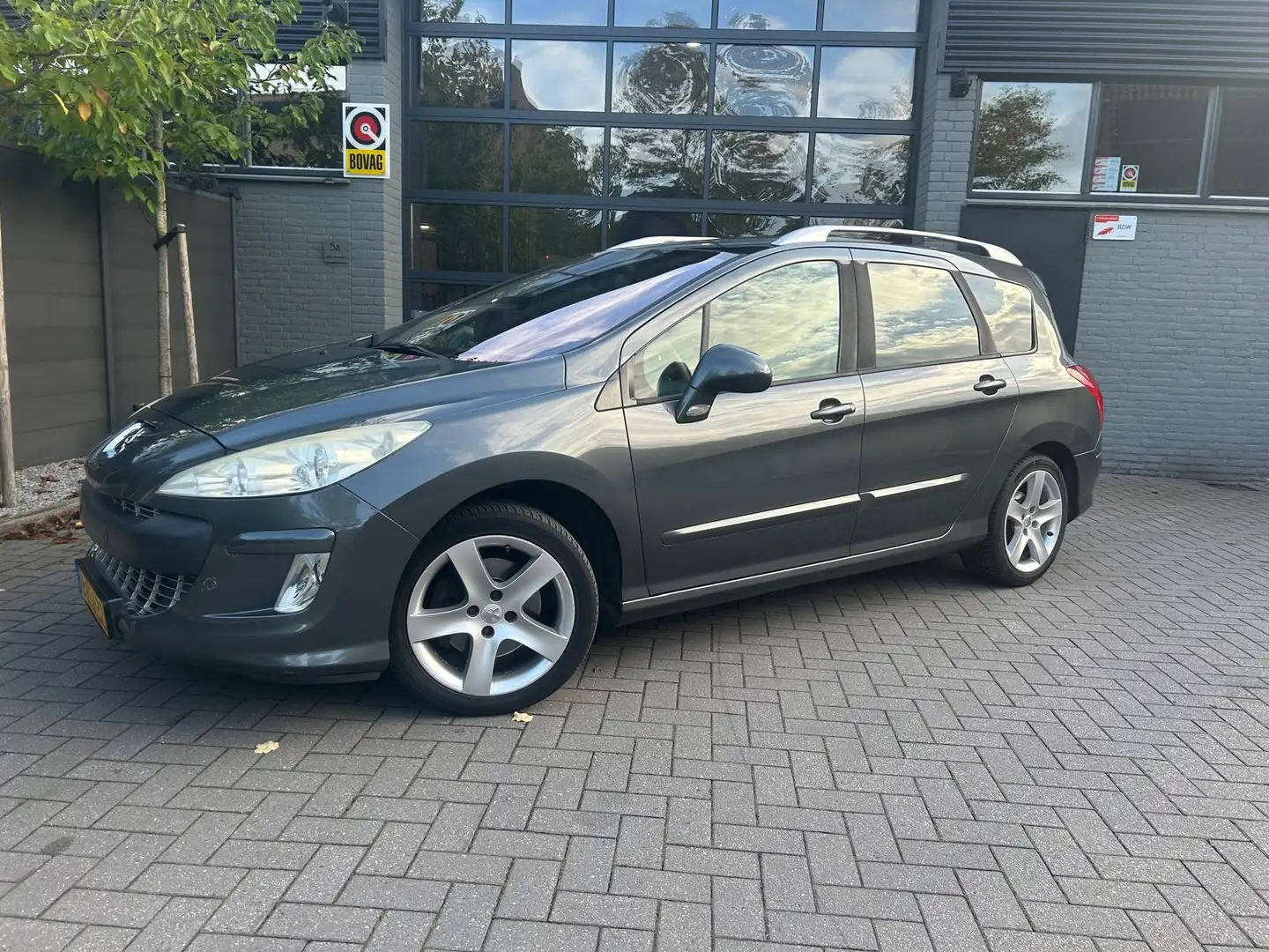 Peugeot 308 SW 1.6 THP XT PANORAMADAK/NAVI/PDC/APK Grijs - 1