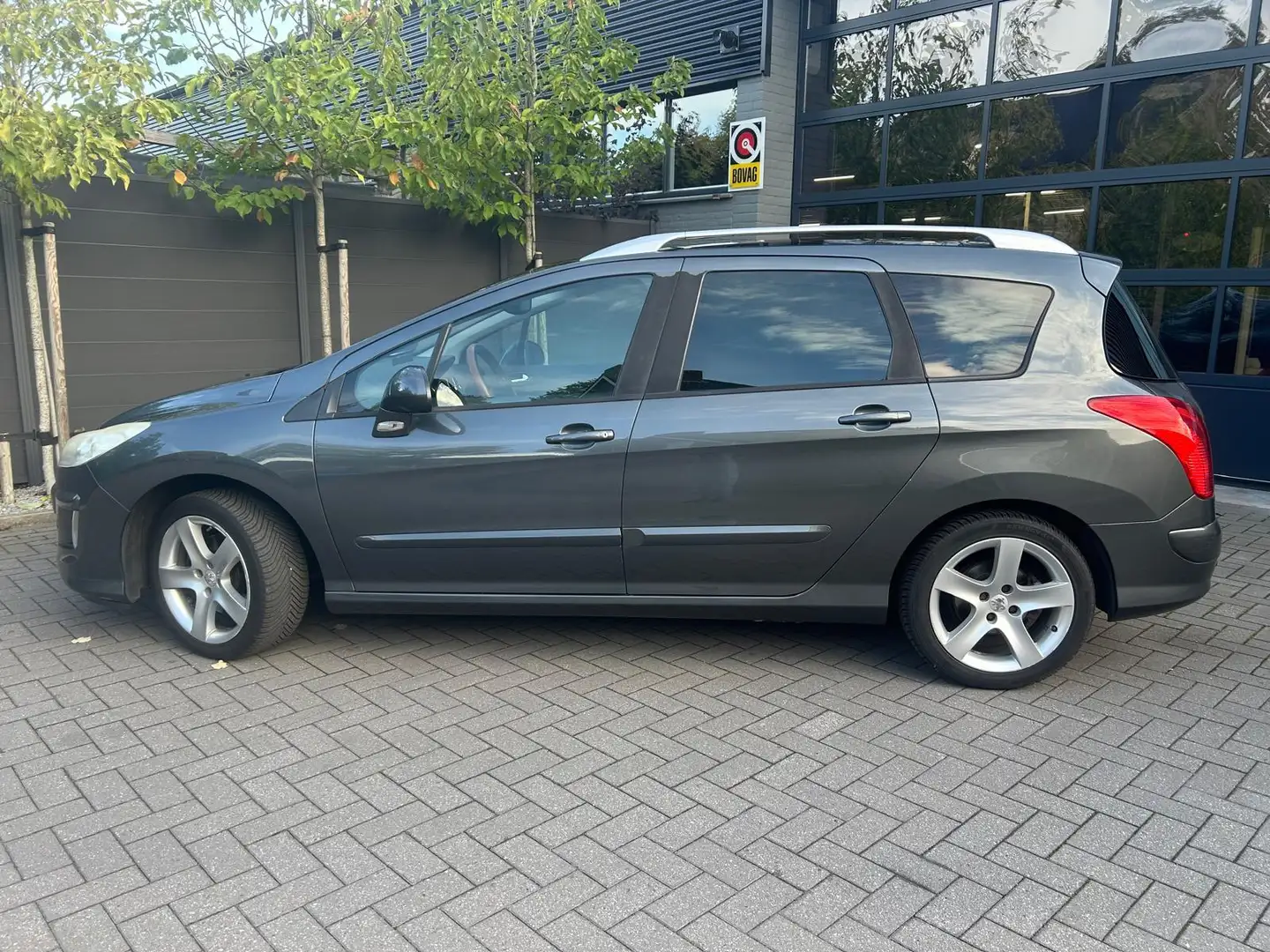 Peugeot 308 SW 1.6 THP XT PANORAMADAK/NAVI/PDC/APK Grijs - 2
