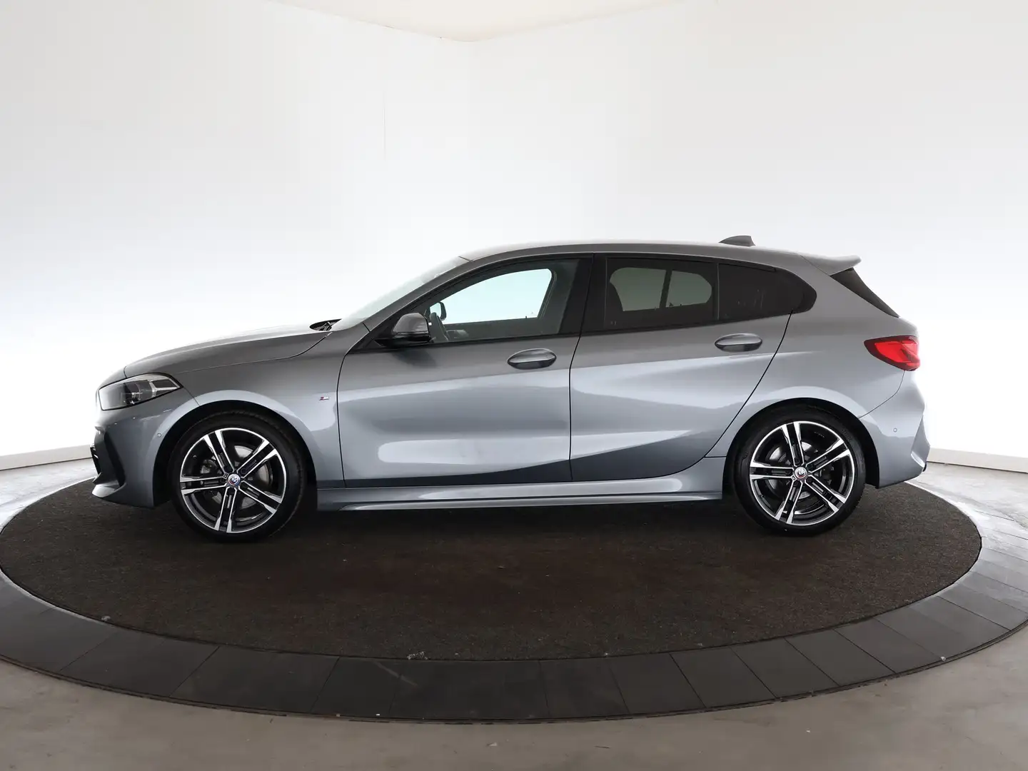 BMW 118 1-serie 118i Executive | M-pakket | Trekhaak | Cam Grijs - 2