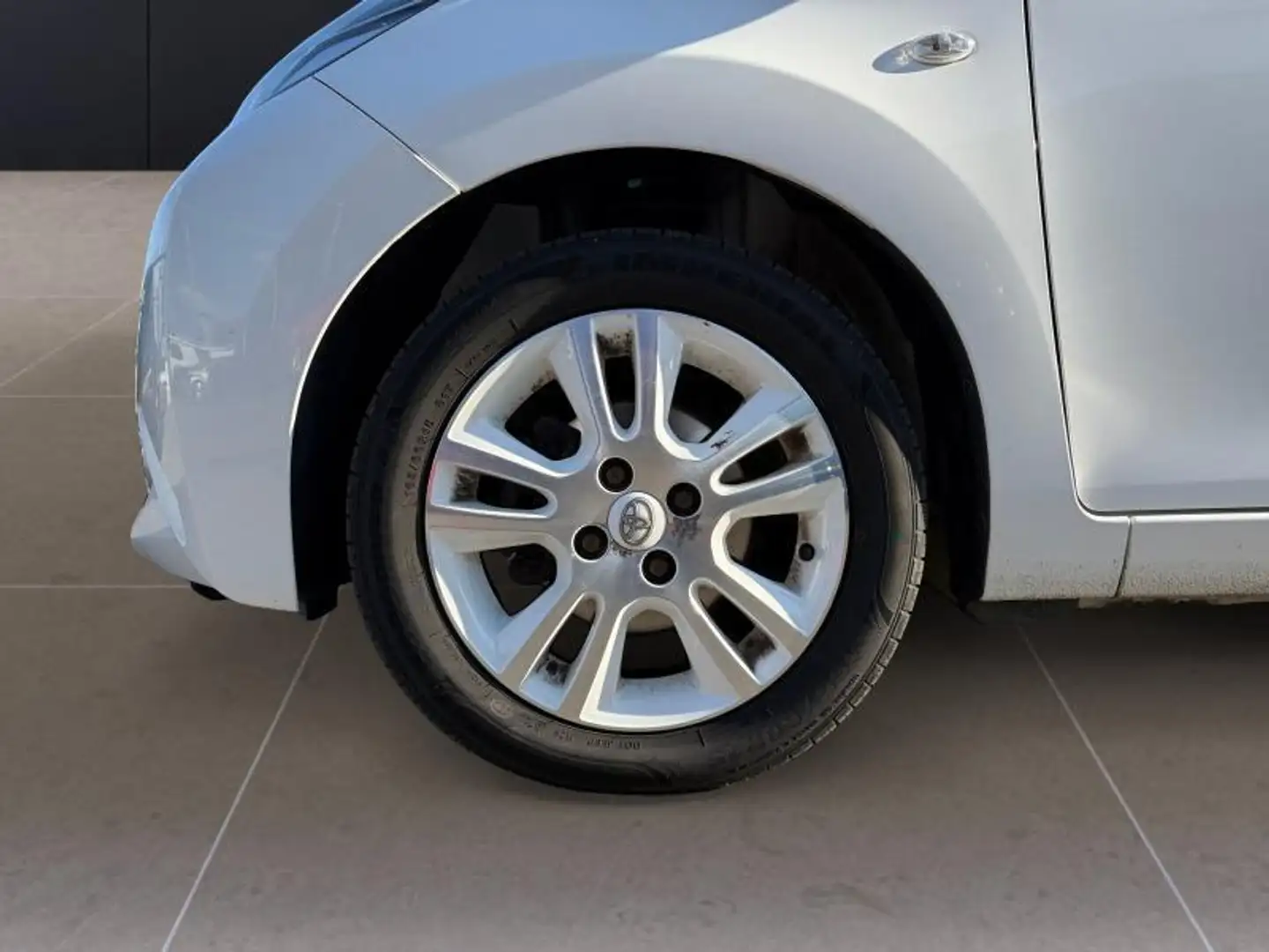 Toyota Aygo x-play Bianco - 2