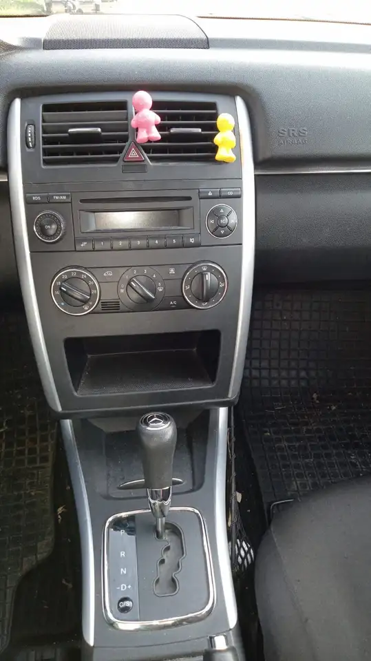 Mercedes-Benz B 180