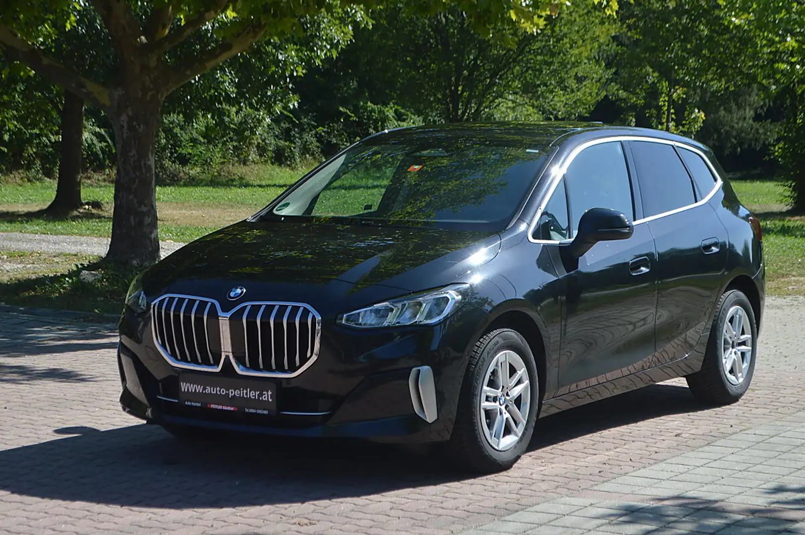 BMW 218 i Active Tourer Aut.+NAVI+LED+Sport+Luxury Line Schwarz - 2