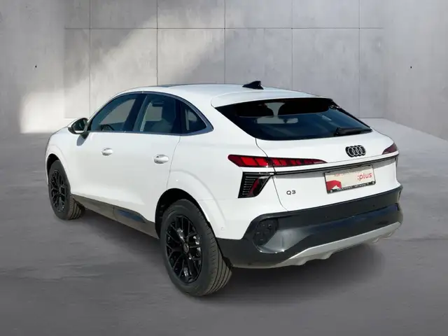 Audi Q3 view 3