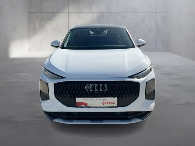Audi Q3 view 8
