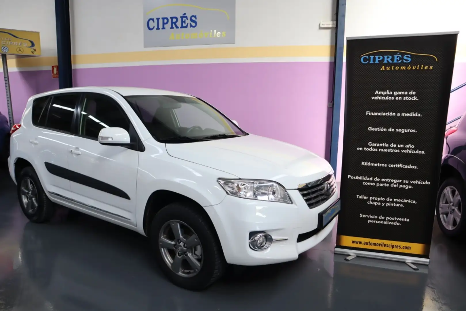 Toyota RAV 4 2.2D-4D Executive 4x4 Cross Sport Wit - 1