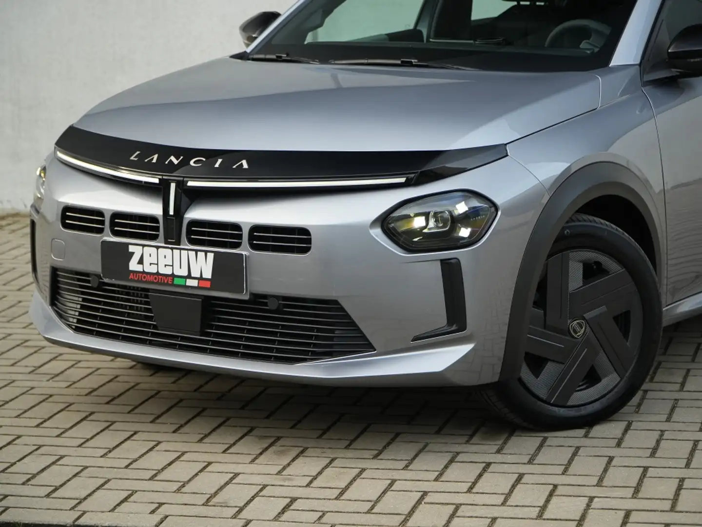 Lancia Ypsilon 1.2 Turbo 100 PK Hybrid | Navi | Direct Leverbaar Grijs - 2