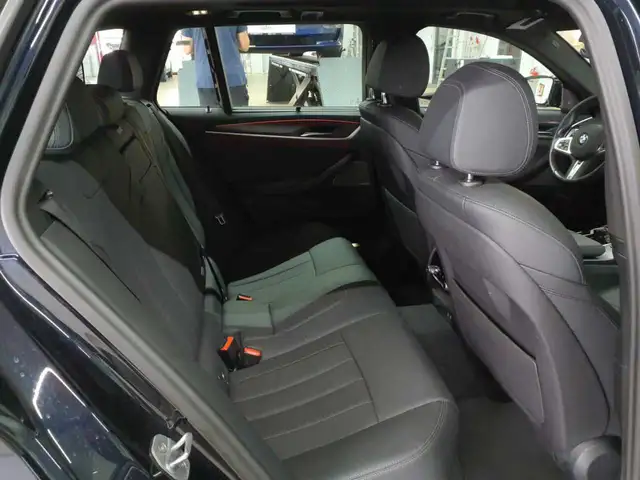 BMW 5 Series view 14