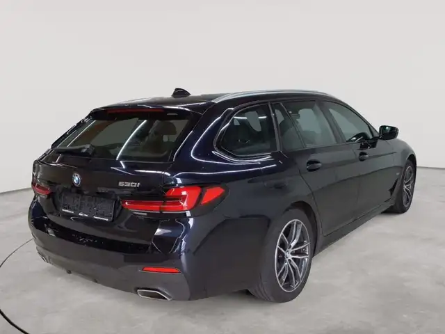 BMW 5 Series view 4