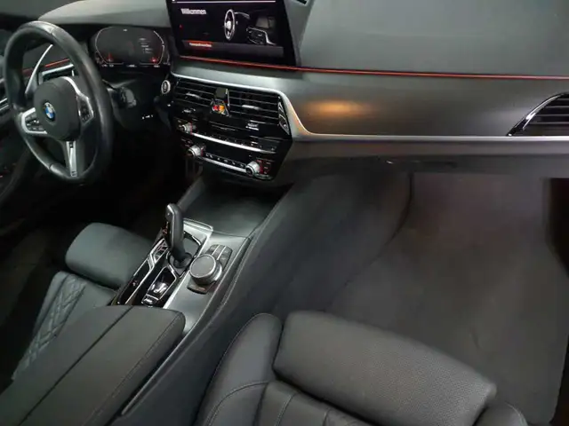 BMW 5 Series view 9