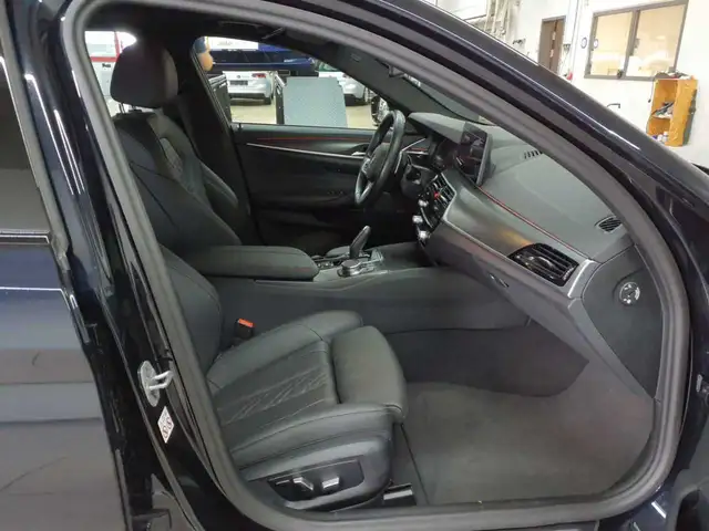 BMW 5 Series view 8
