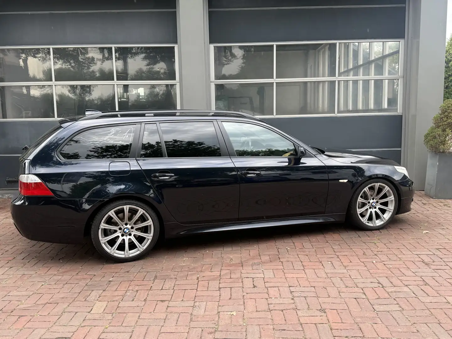 BMW 530 5-serie Touring 530i M-sport Km 145.000 Bj 2006 yo Zwart - 2