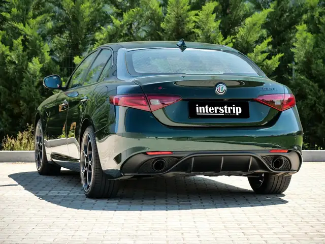 Alfa Romeo Giulia view 4