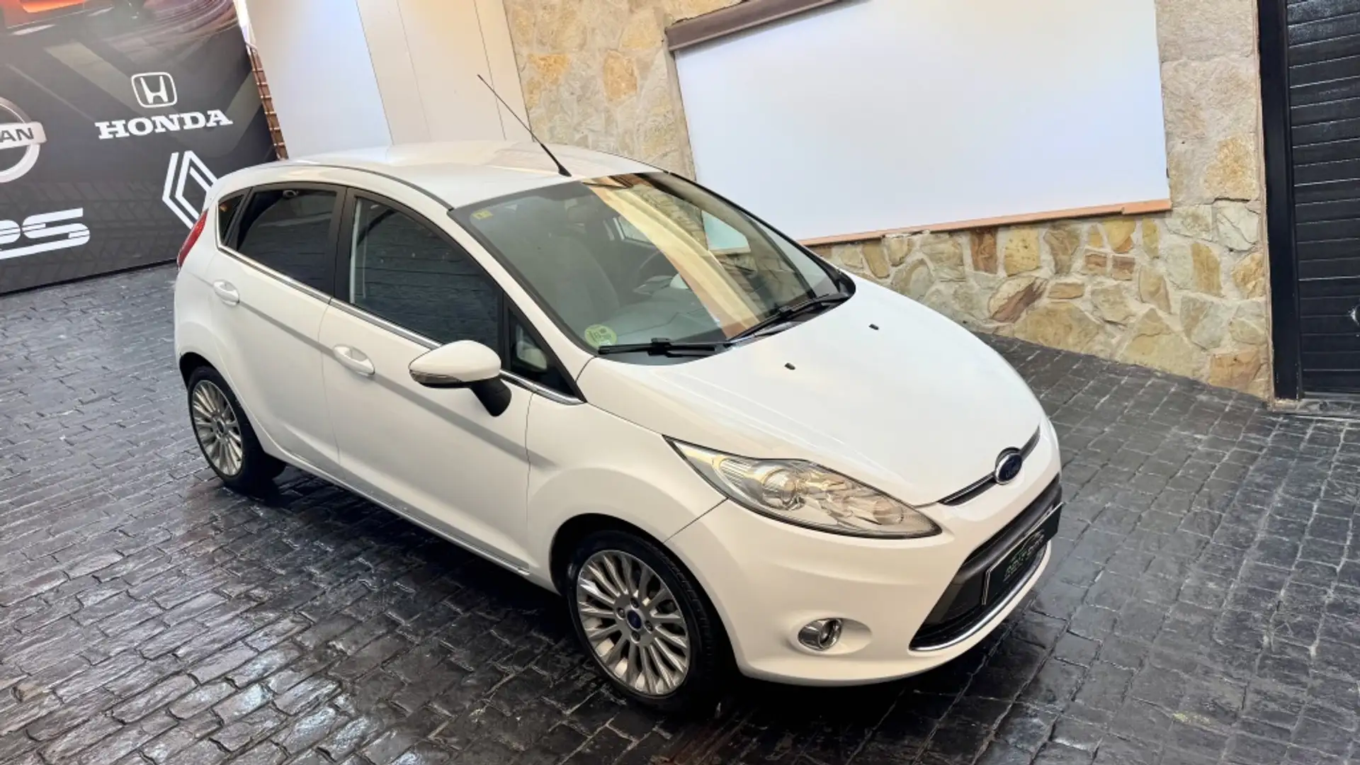 Ford Fiesta 1.6 TDCi Titanium Blanco - 2