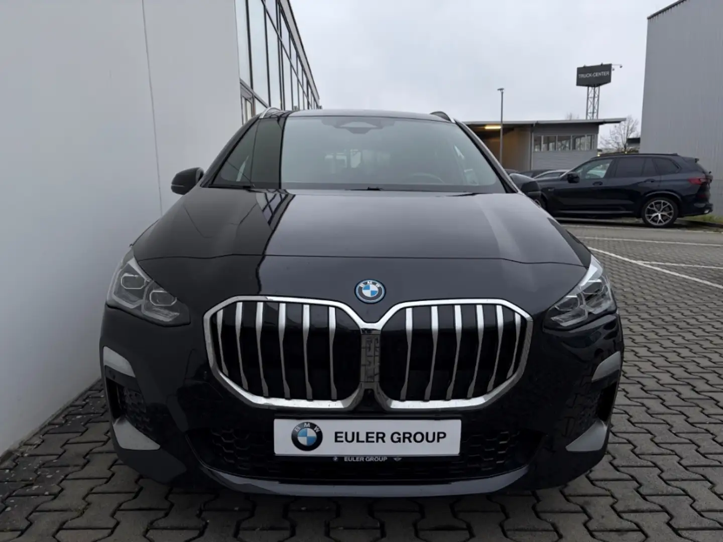 BMW 225 Active Tourer e M-Sport Sportpaket HUD AHK PANO LC Schwarz - 2