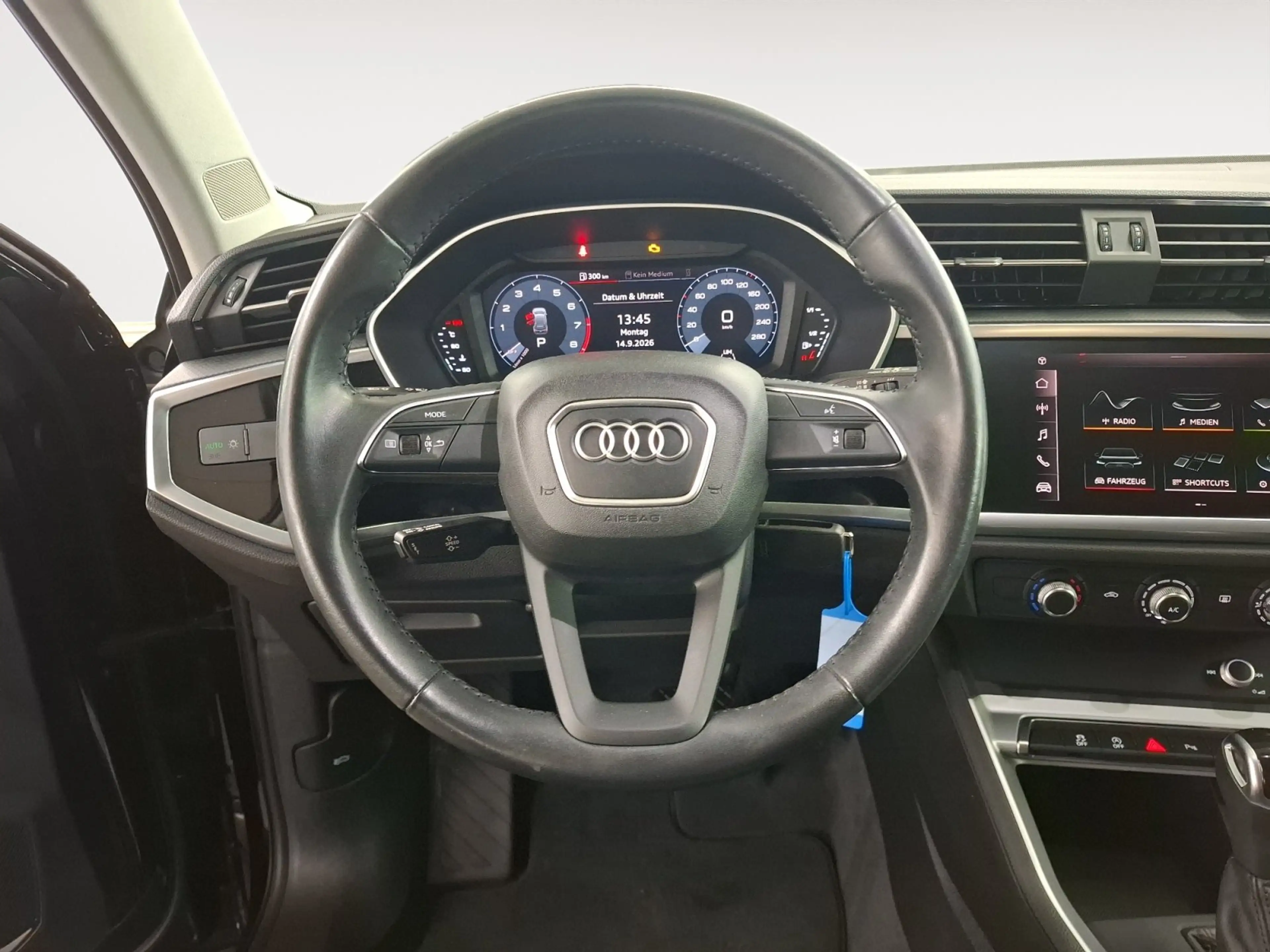 Audi Q3 40 TFSI quattro RFK Einparkhilfe v. & h. — photo 11