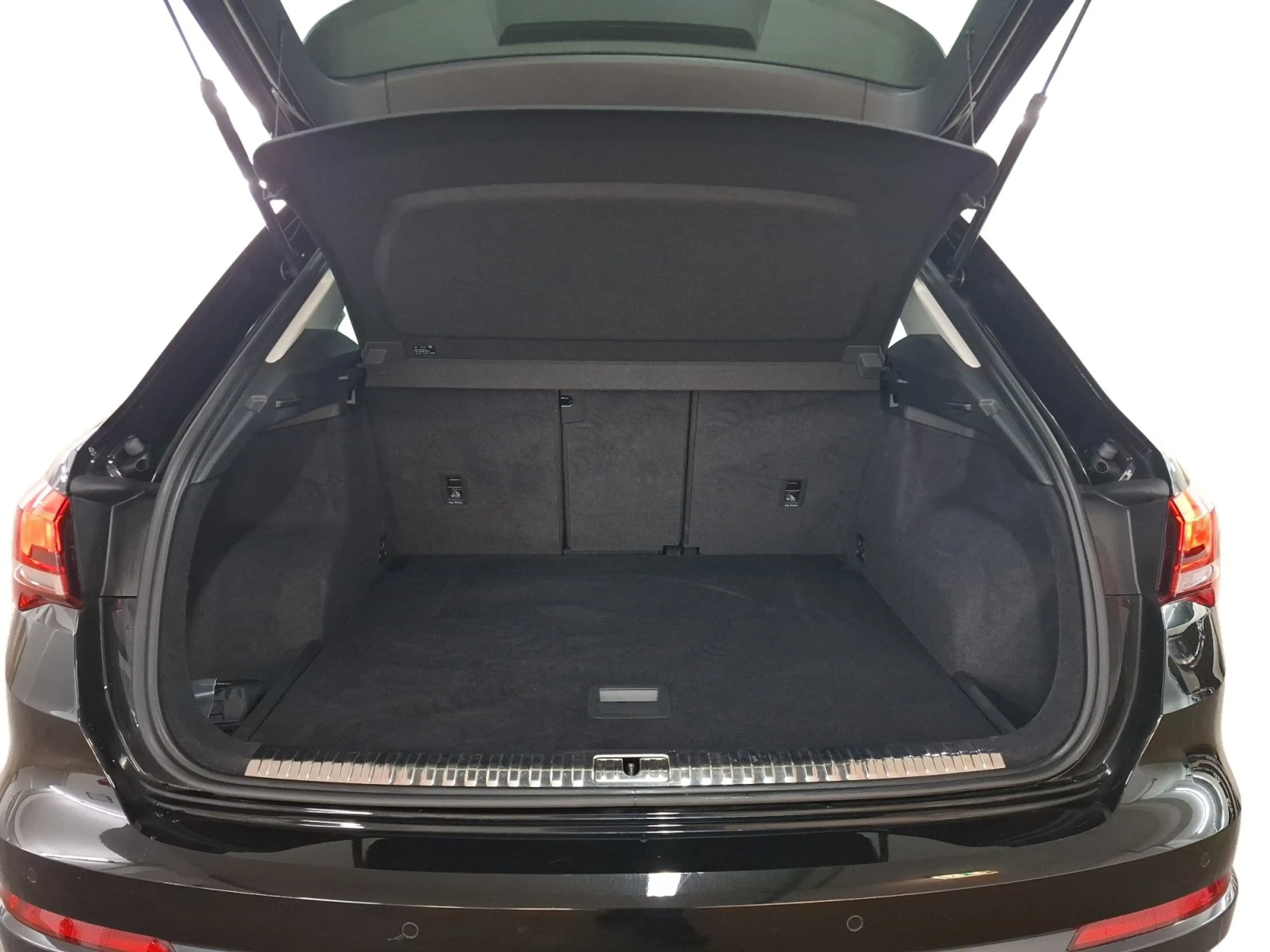 Audi Q3 40 TFSI quattro RFK Einparkhilfe v. & h. — photo 15