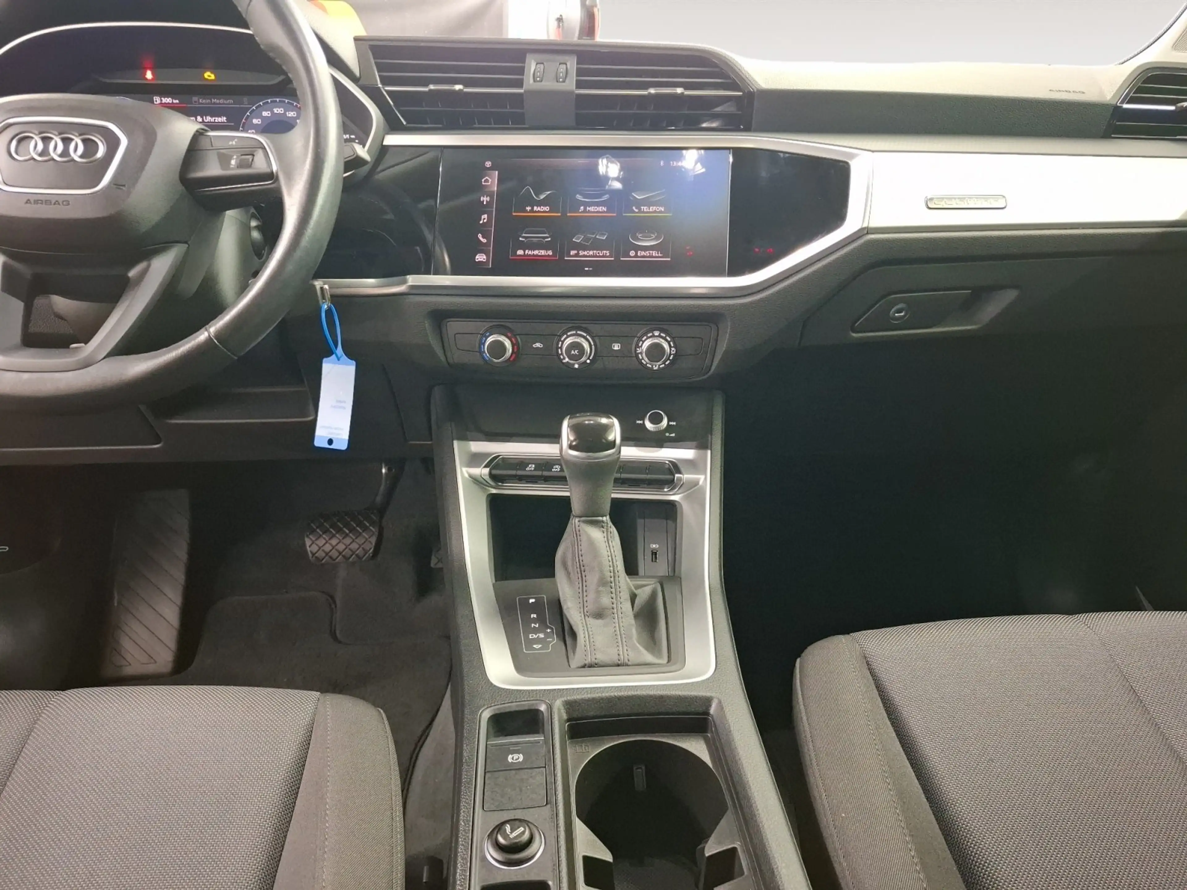 Audi Q3 40 TFSI quattro RFK Einparkhilfe v. & h. — photo 10