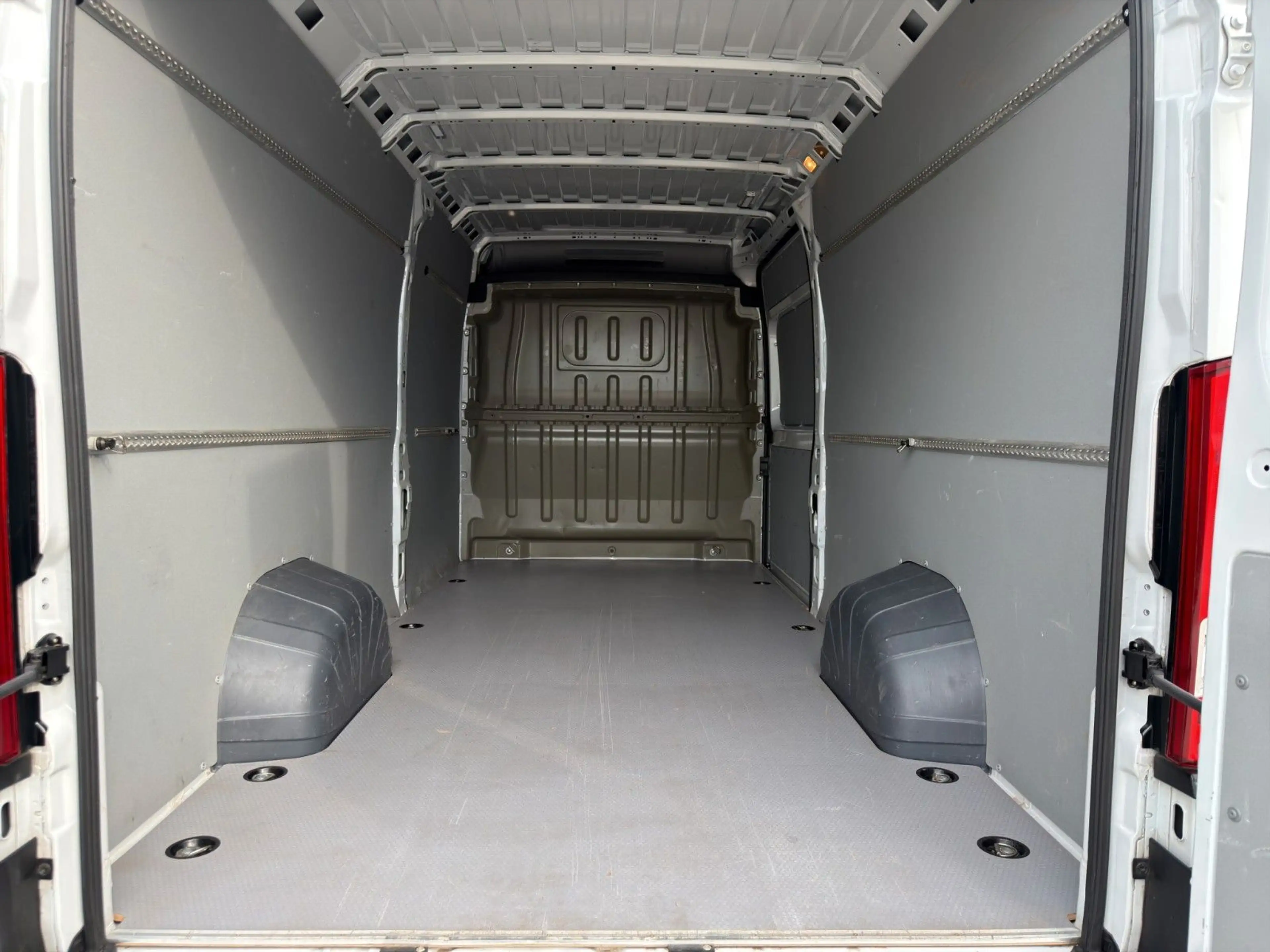 Peugeot Boxer KW 435 L4H2 HDi 180 EAT8 — photo 13