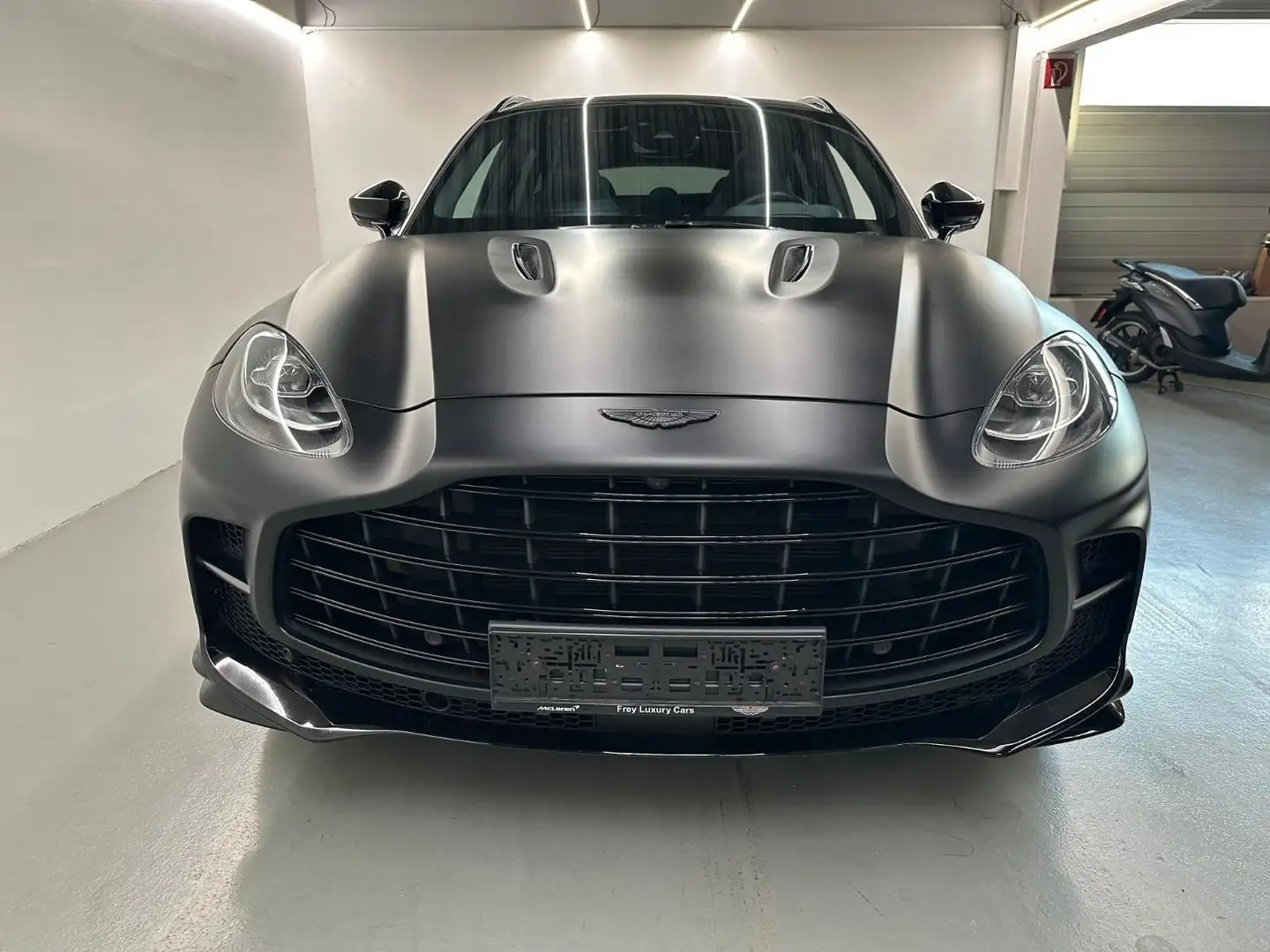 Aston Martin DBX 707 Schwarz - 2