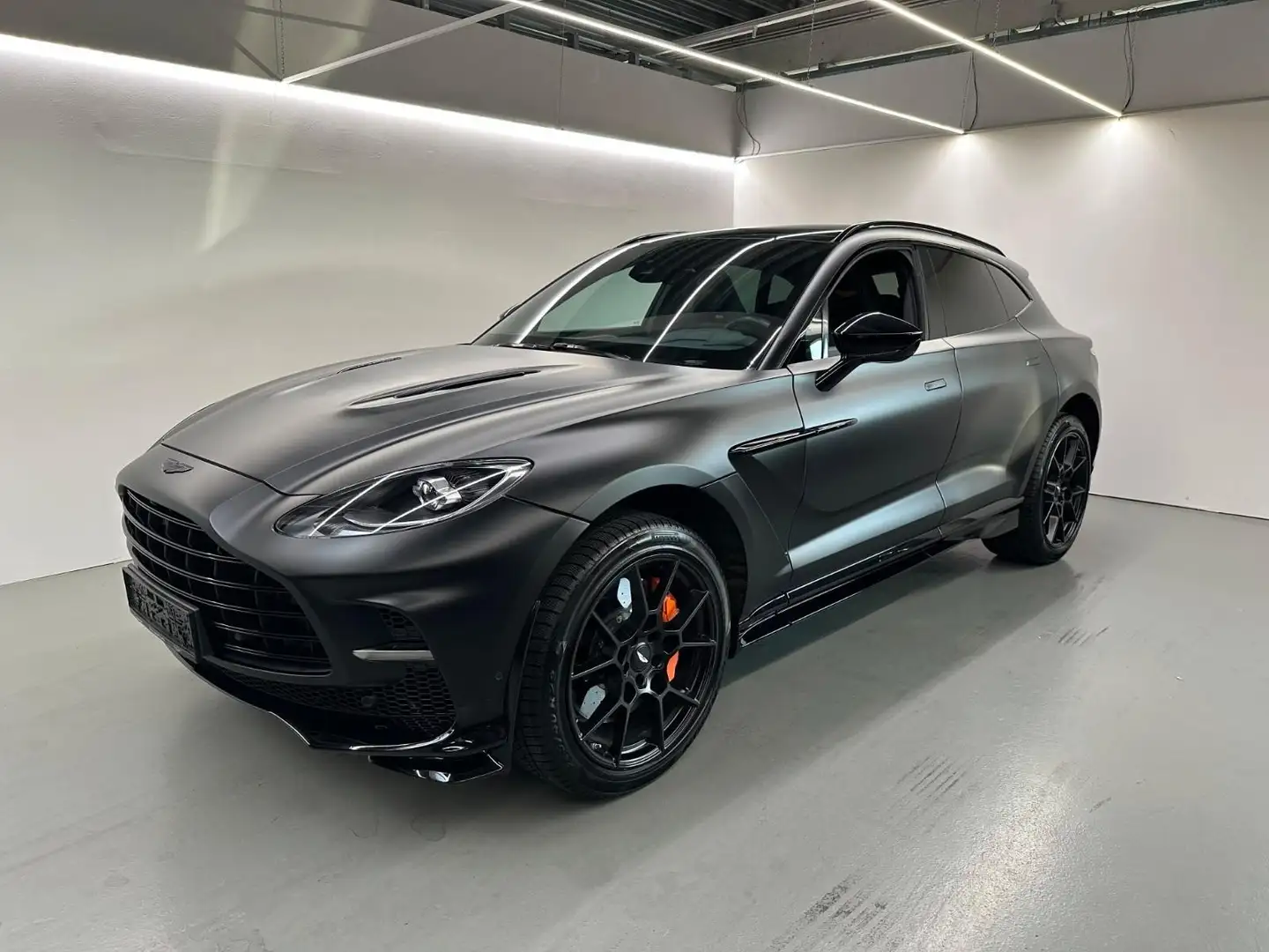 Aston Martin DBX 707 Schwarz - 1