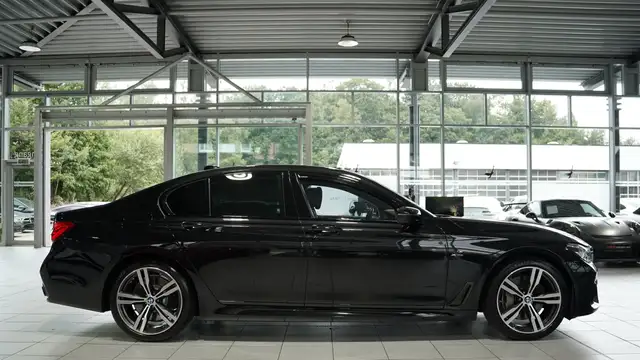BMW 7 Series view 6