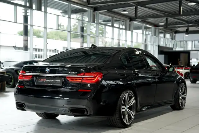 BMW 7 Series view 7