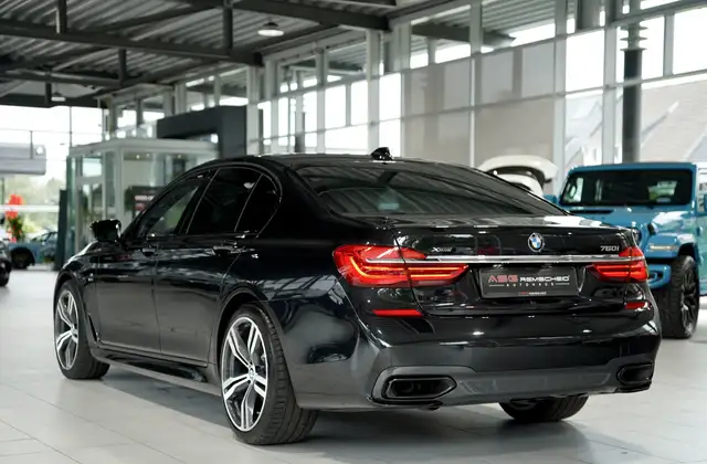 BMW 7 Series view 9