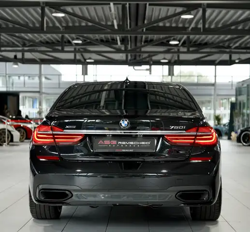BMW 7 Series view 8