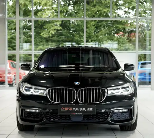 BMW 7 Series view 3