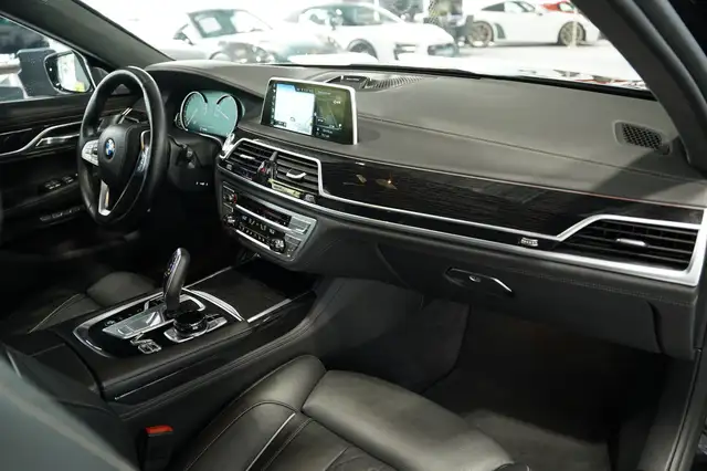 BMW 7 Series view 15