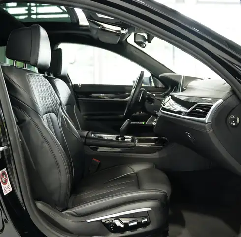 BMW 7 Series view 14
