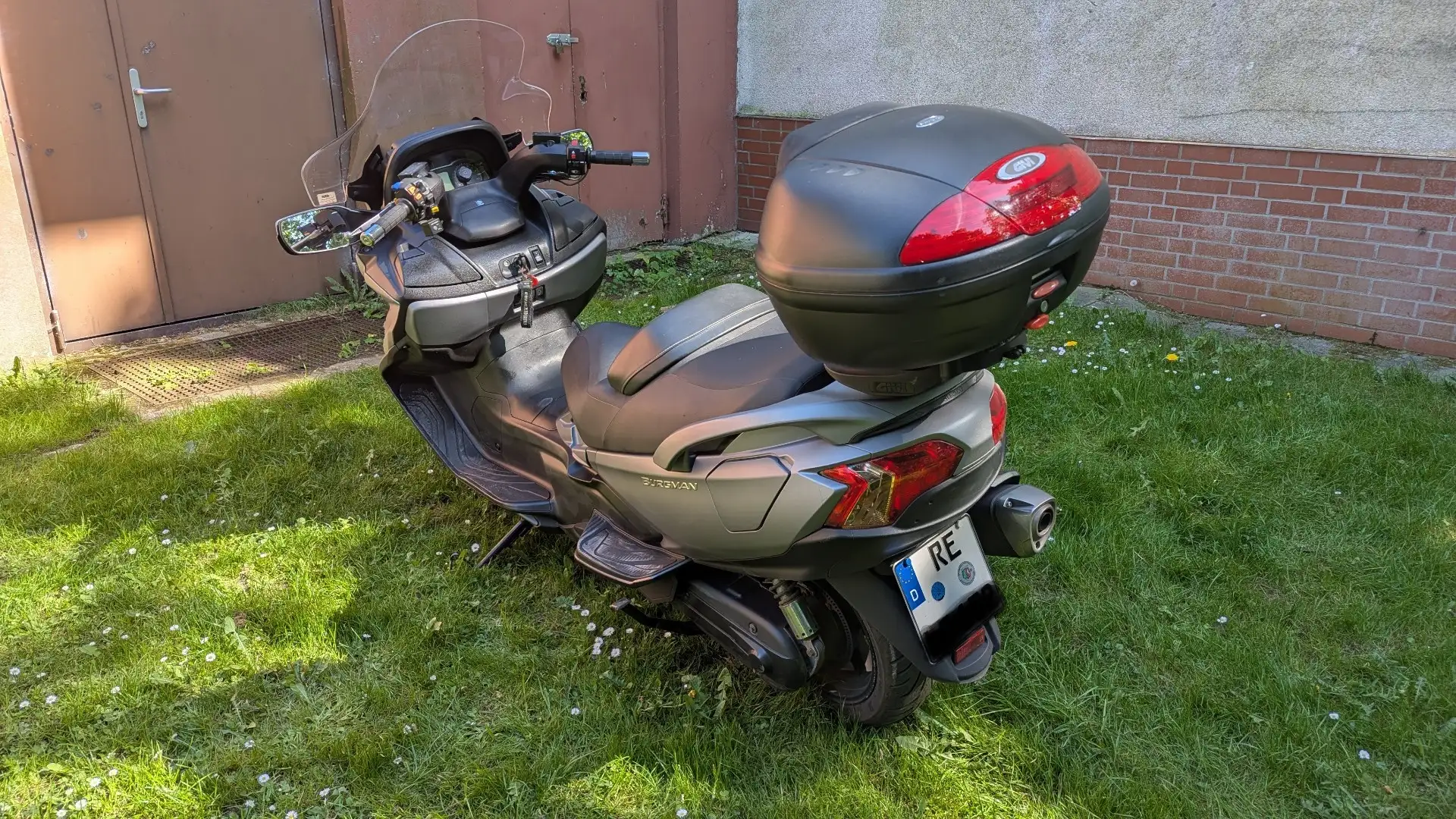 Suzuki Burgman 650 Argintiu - 1