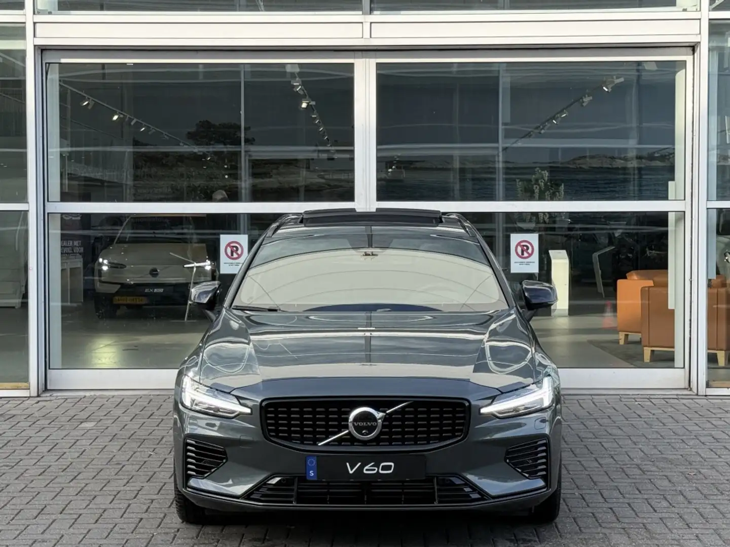 Volvo V60 T6 AWD GT Ultra Dark Grau - 2