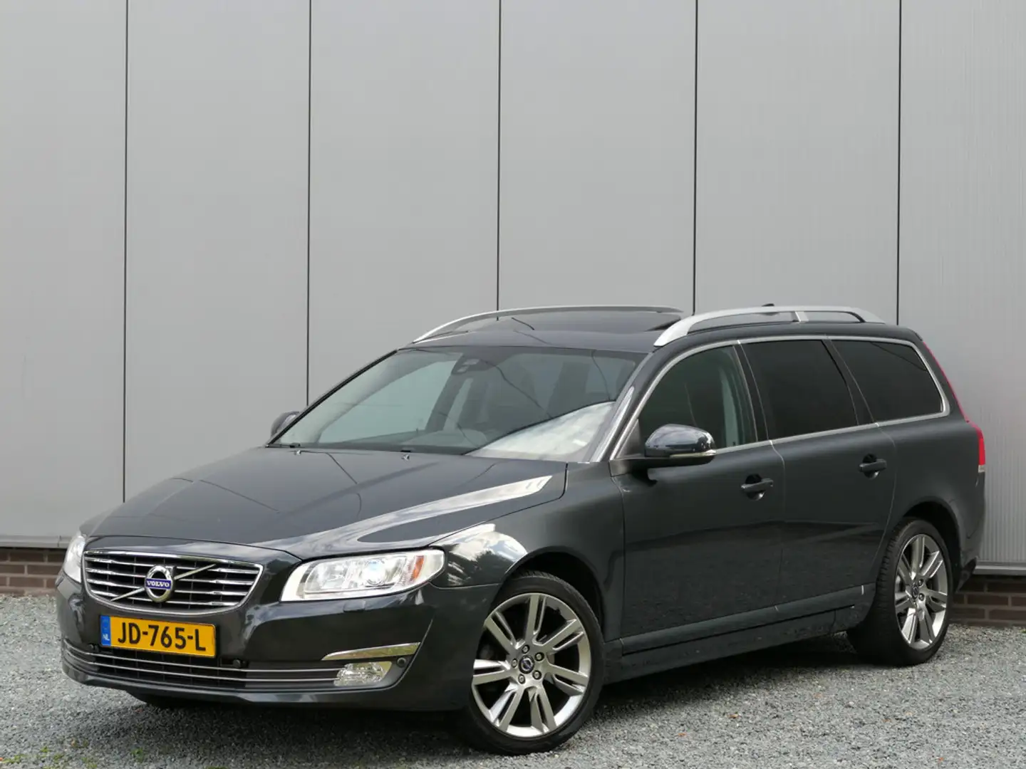 Volvo V70 2.0 T4 AUT Inscription Edition Schuifdak / Trekhaa Gris - 1