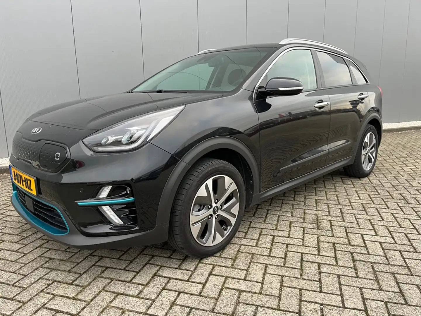Kia e-Niro ExecutiveLine 64 kWh/ 12900 netto Zwart - 1