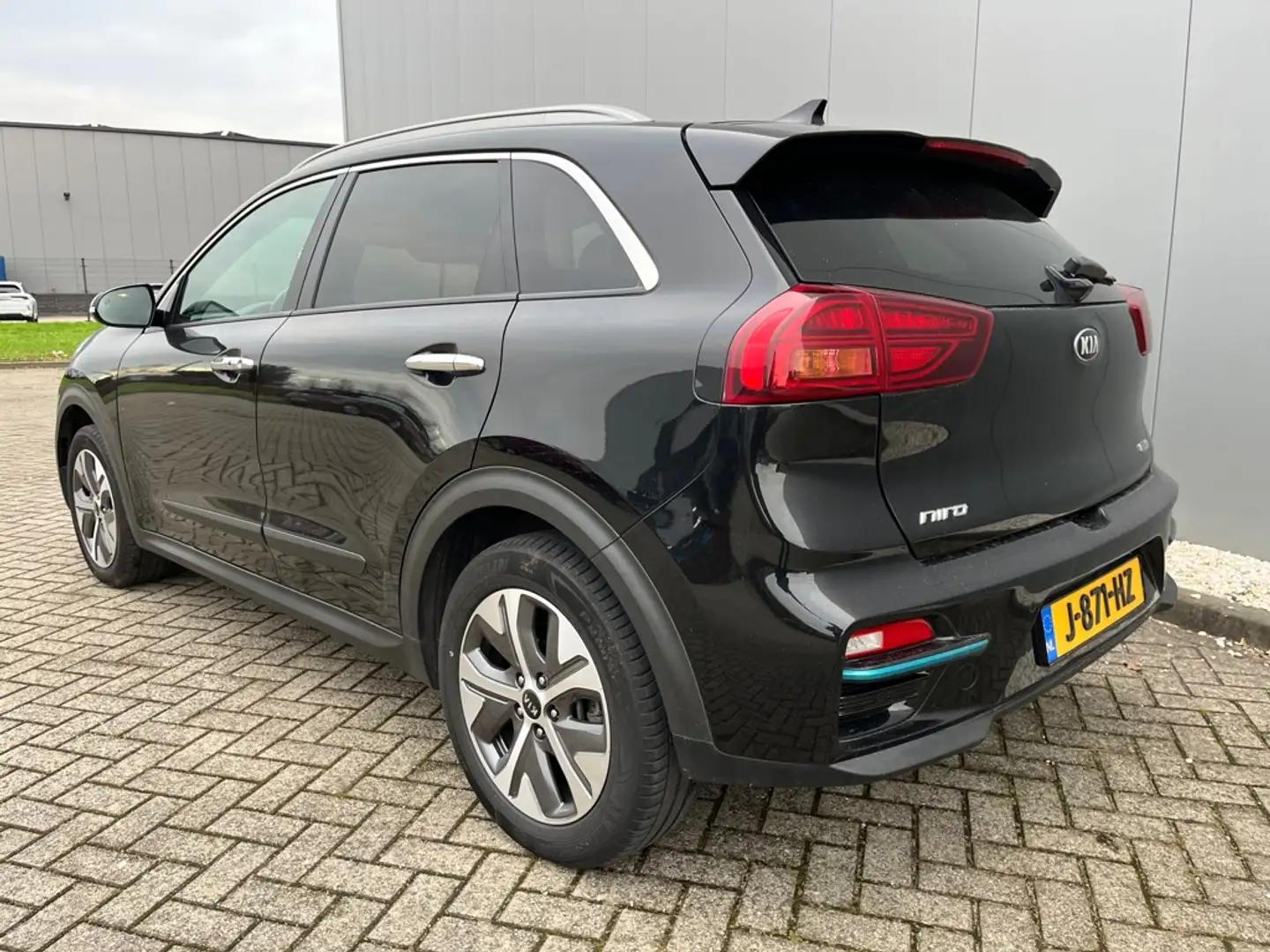 Kia e-Niro ExecutiveLine 64 kWh/ 12900 netto Zwart - 2