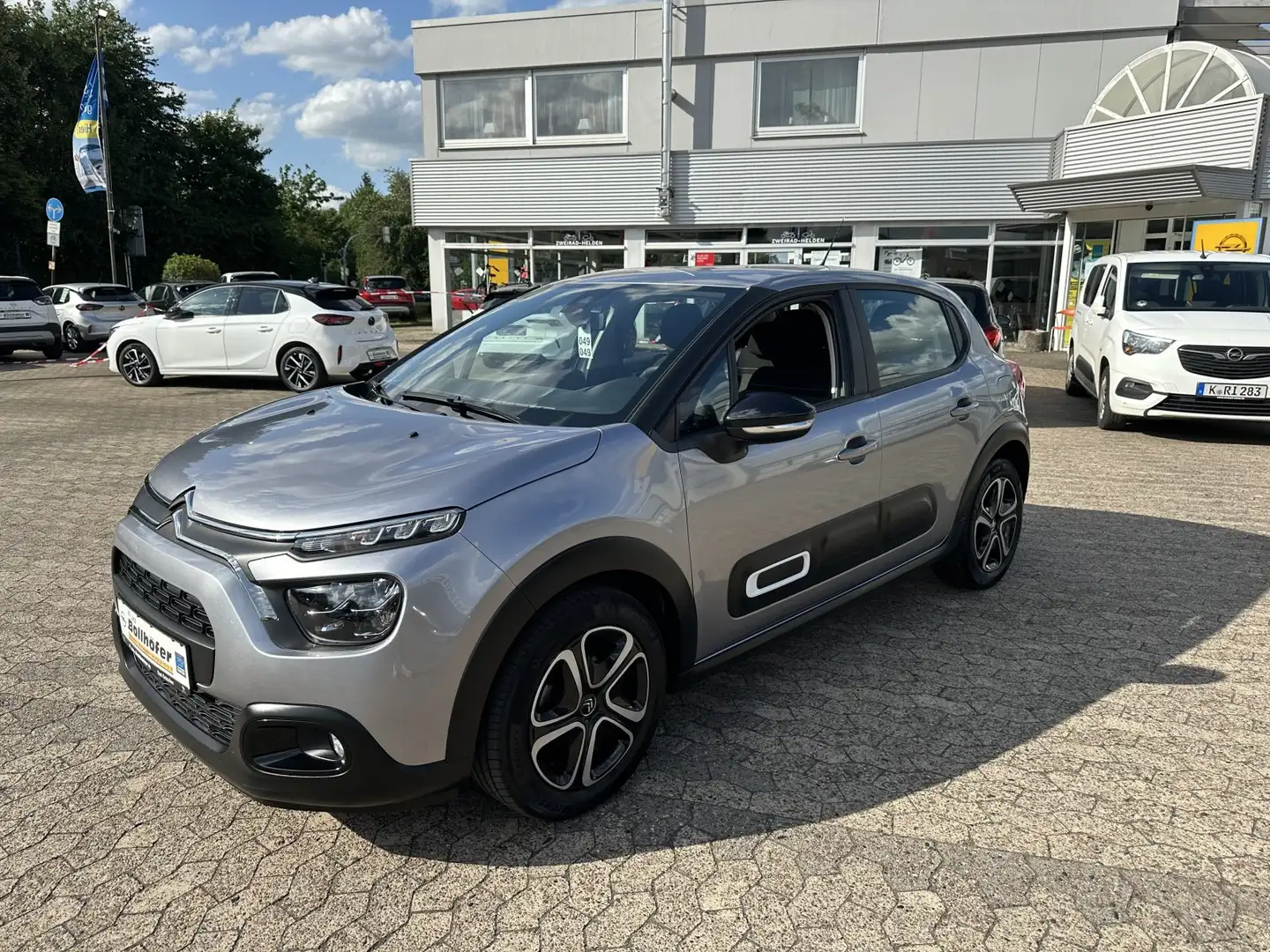 Citroen C3 1,2 Pure Tech Plus NAVI/PDC/KlimaAT/LED/CarPlay Grau - 1