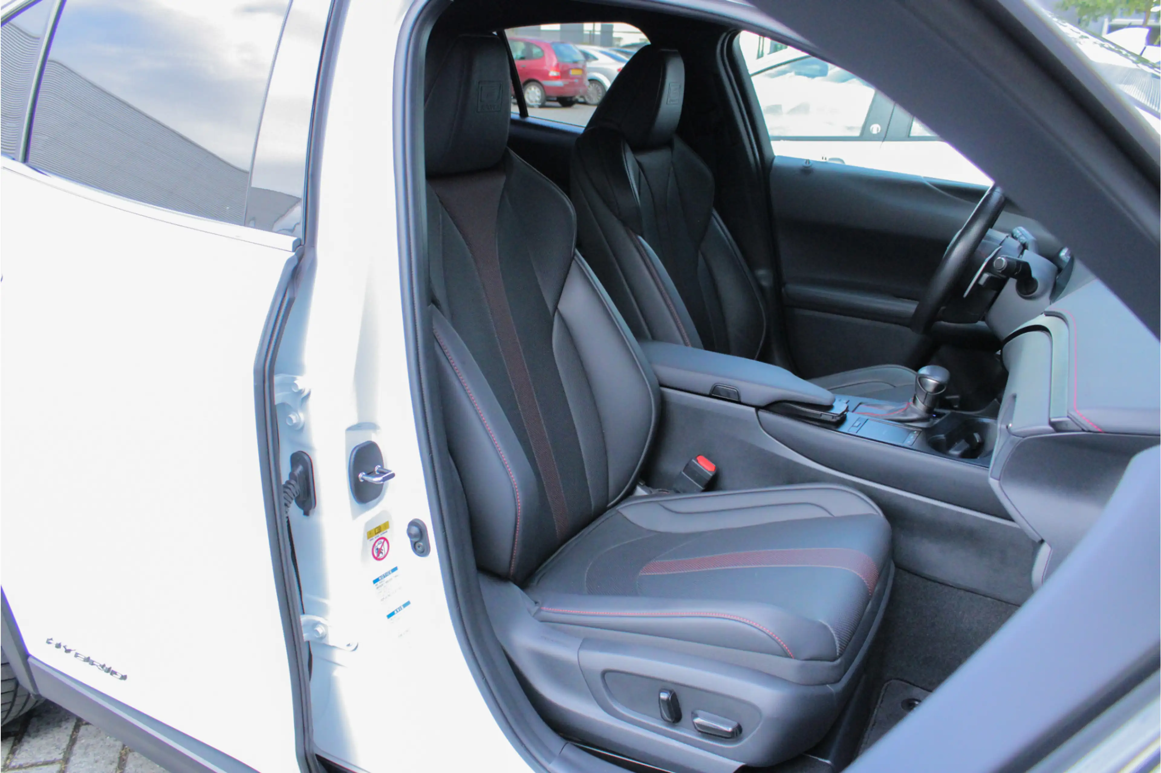 Lexus UX 250h F Sport Premium |dealer onderhouden|leder|elek sto — photo 9