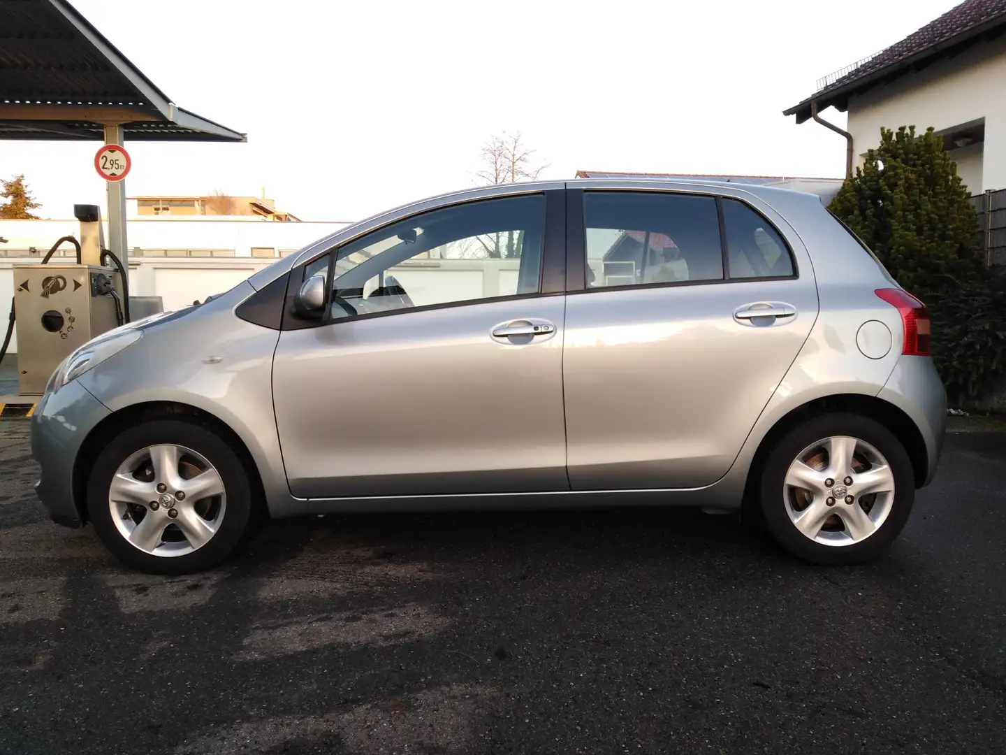 Toyota Yaris Executive Grau - 2