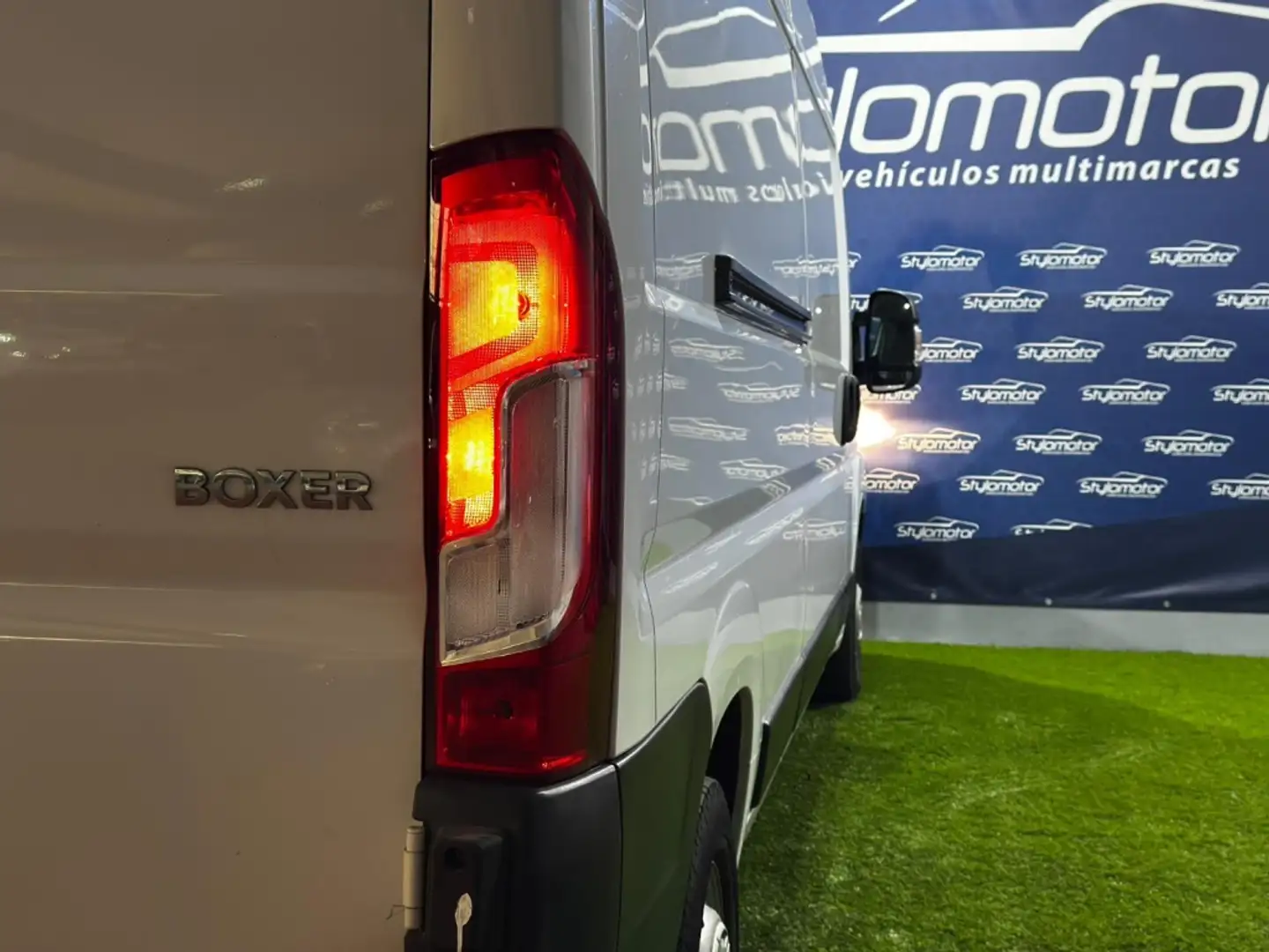 Peugeot Boxer Furgón 2.2BlueHDI 435 L3H2 S&S 140 Blanc - 2
