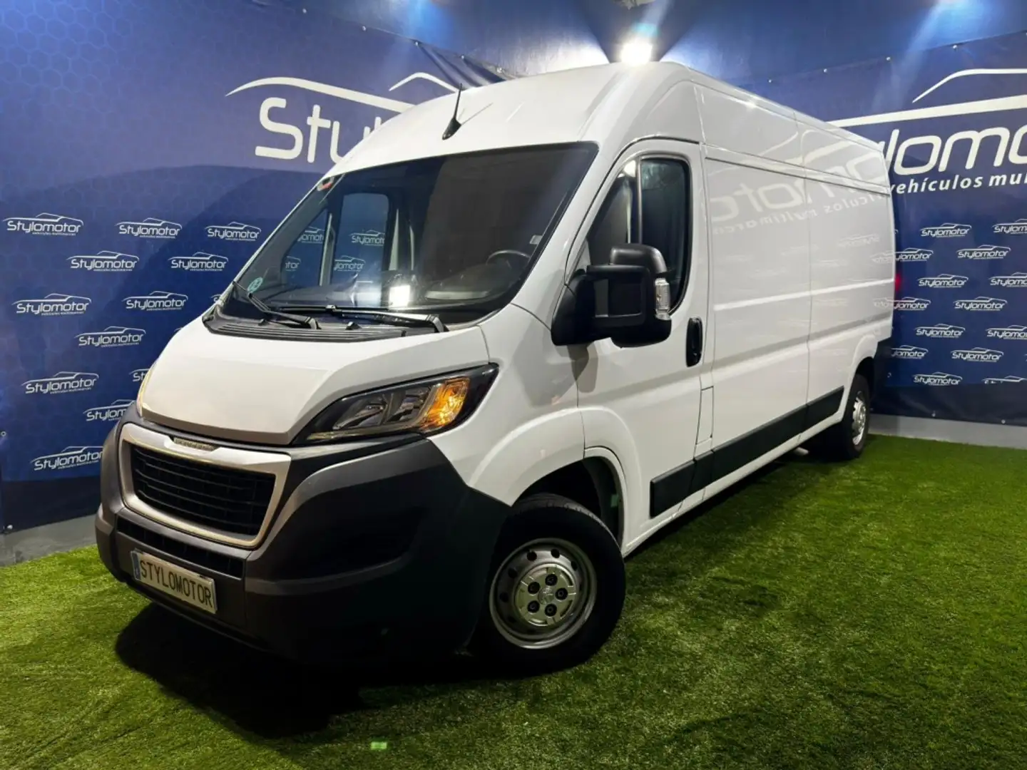 Peugeot Boxer Furgón 2.2BlueHDI 435 L3H2 S&S 140 Blanc - 1